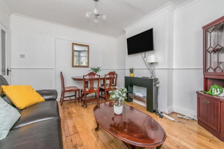 4 Bedrooms Cottage