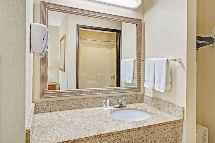 Baymont Inn & Suites Indianapolis