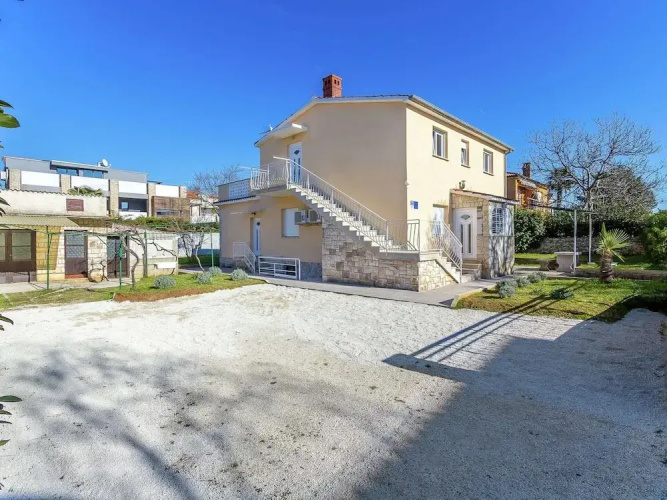 Apartment With Terrace and Pet-friendly
