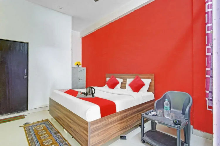 OYO 82775 Radhe Hotel