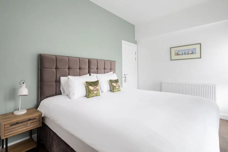 Host Stay Sanderling Chase