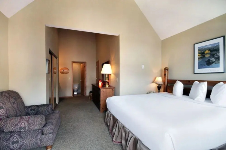 River Mnt Lodge W323