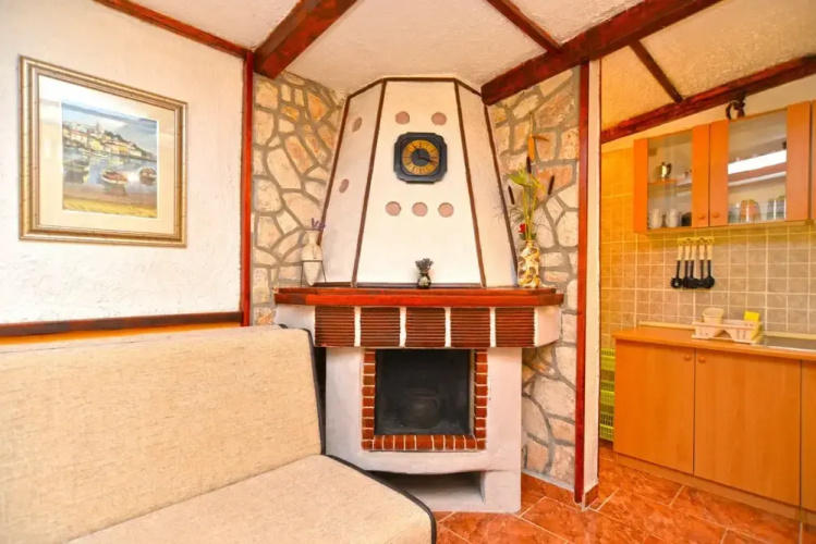 Apartment 498