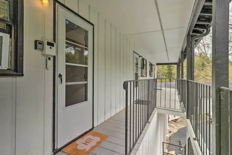 Chic Flat Rock Condo w/ Balcony + Lake View!