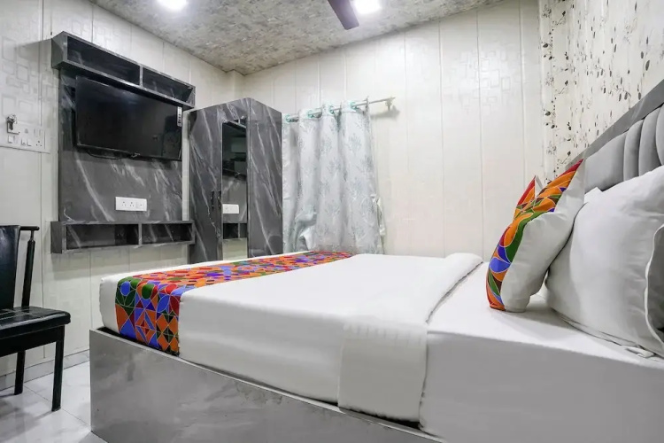 Fabhotel Hans Residency