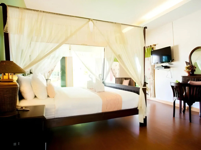 P Paradise Hotel