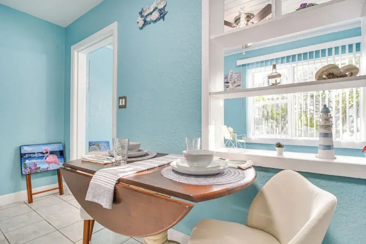 Central Location! Walkable Studio in St Pete Beach