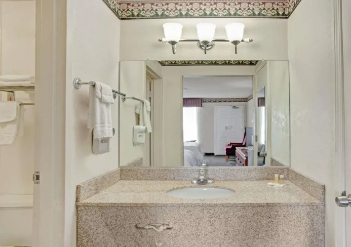 Days Inn & Suites by Wyndham Collierville Germantown Area