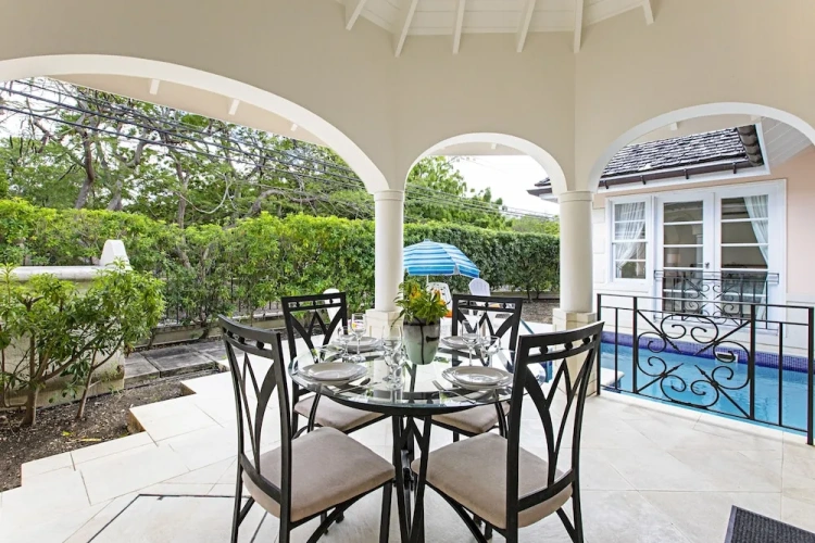 2 Bedrooms Villa