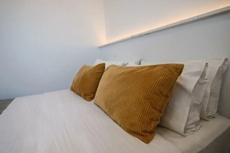 Phaedrus Living: Seaside Executive Flat Harbour 207