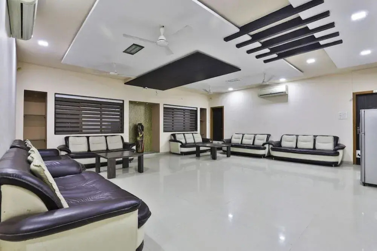 Varma Palace By OYO Rooms