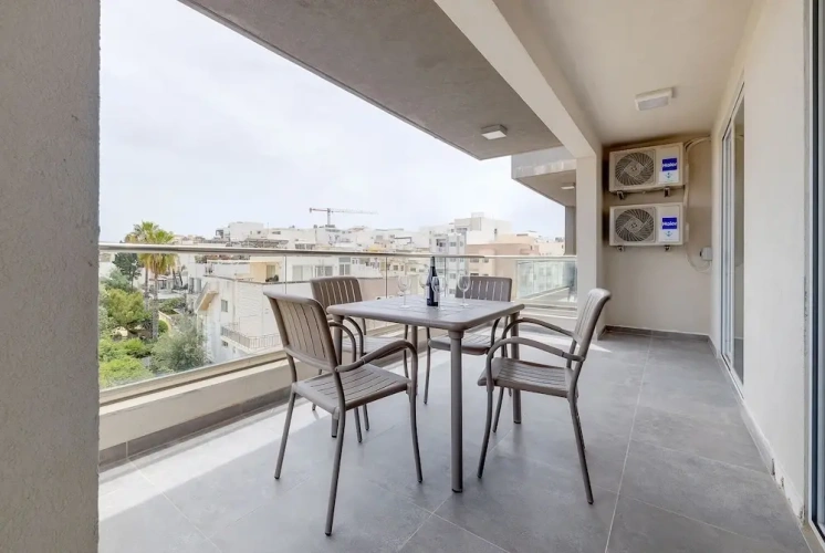 2 Bedrooms Apartment with balcony