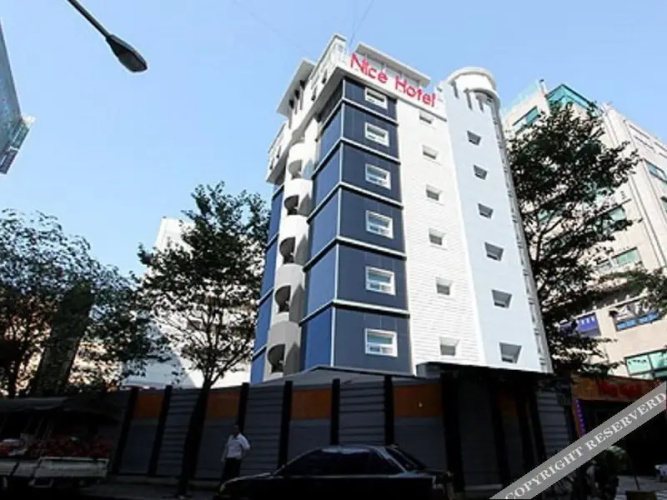 国众大饭店外景图