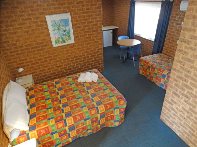 Colonial motor inn