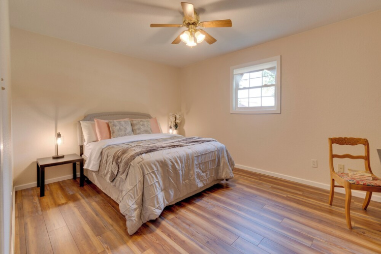 Pet-friendly Home ~ 9 Mi to Effingham nr I-exit!
