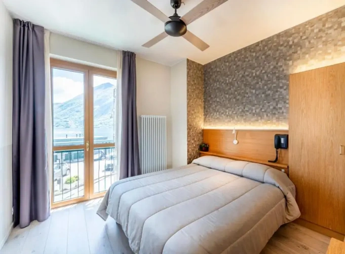Standard Double room with lake view