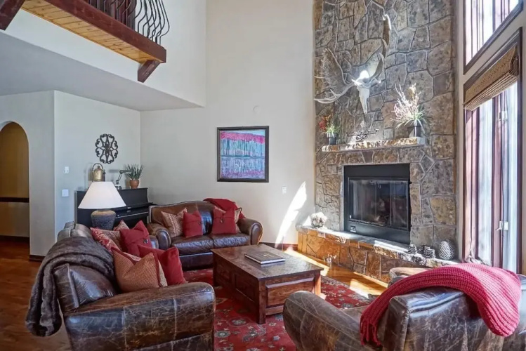 2095 Vermont Rd W Plus - 6 Br Home