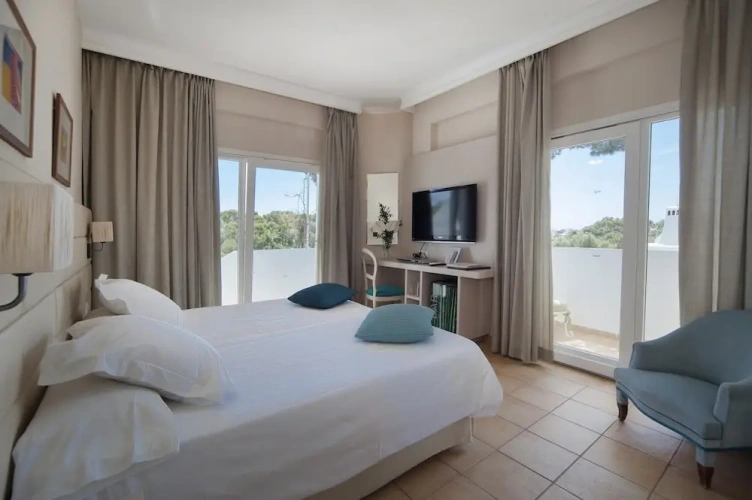 Twin room with balcony and with sea view