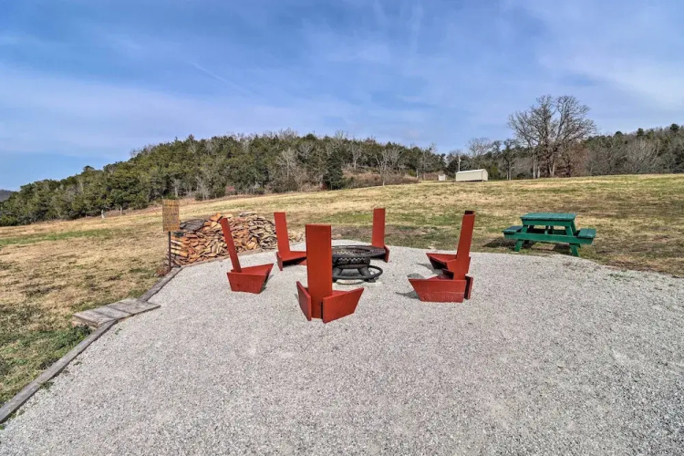 Pet-friendly Studio w/ Loft & Mountain Views!