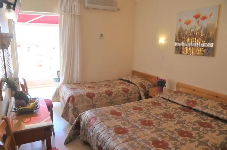 Standard Triple room
