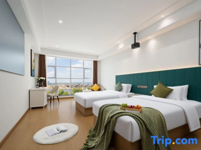 Standard Twin room with lake view
