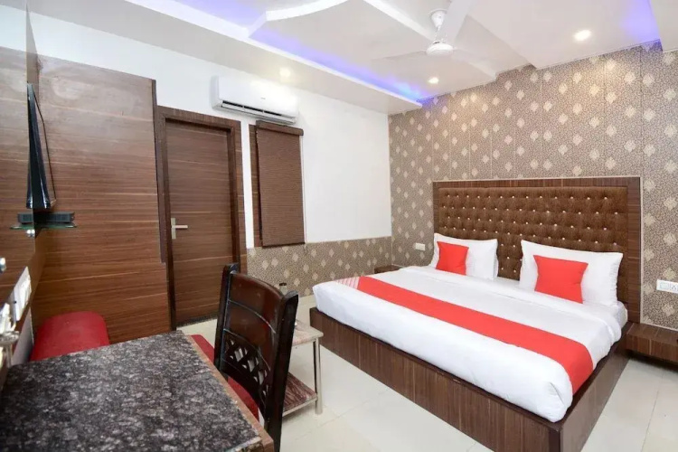 FabHotel Platinum Inn & Suites