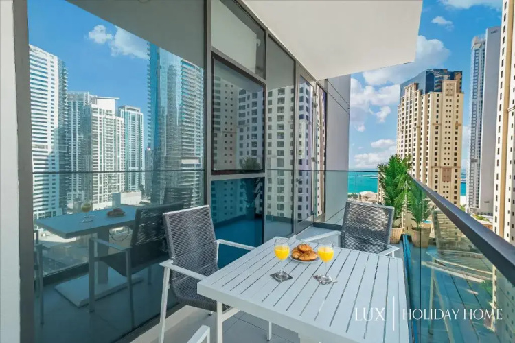 LUX Contemporary Suite with Full Marina View 4