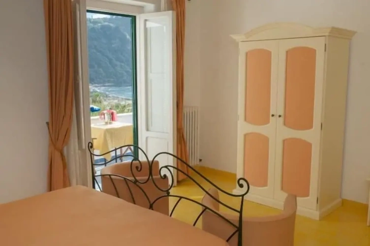 Standard Triple room with partial sea view