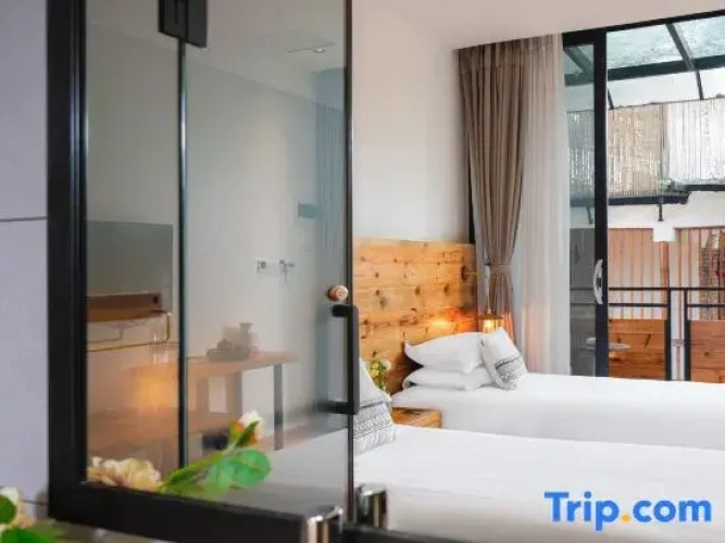 Standard Twin room with garden view