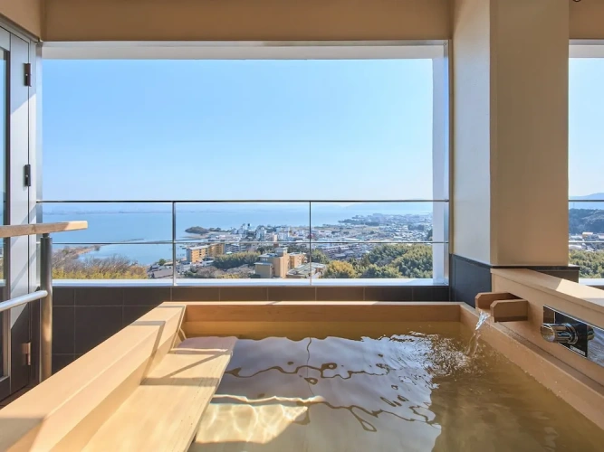 Suite with lake view