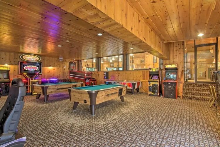 Chic Resort Condo ~ 1 Mi to Attitash Mountain!