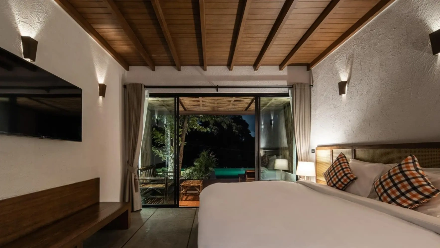 Deluxe room with pool view