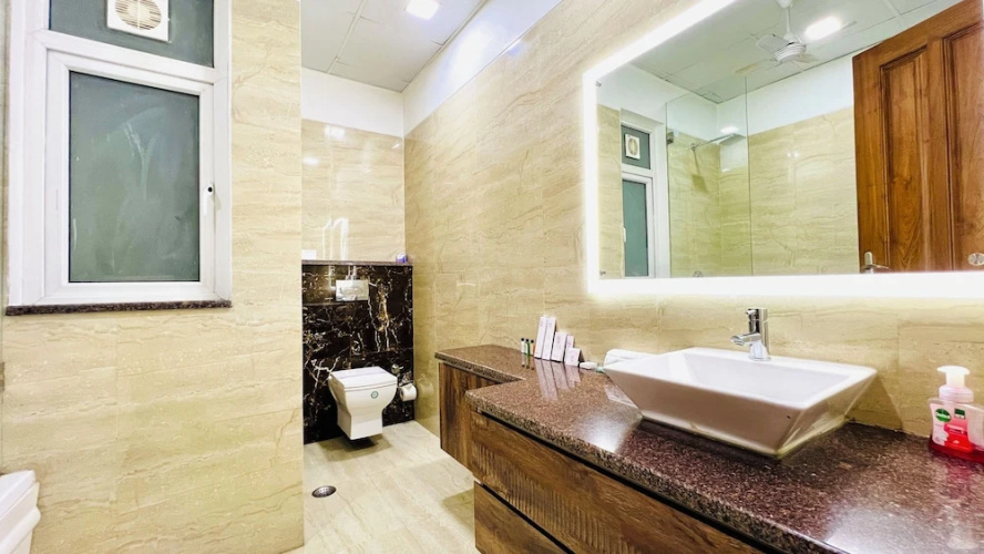 BluO Luxury Stay - Medicity - Balcony, Tub, TT