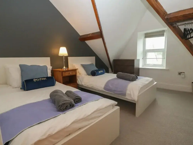 Apartment 2, Gorwel Glas