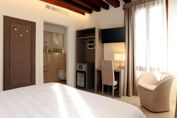 Leone Hotel