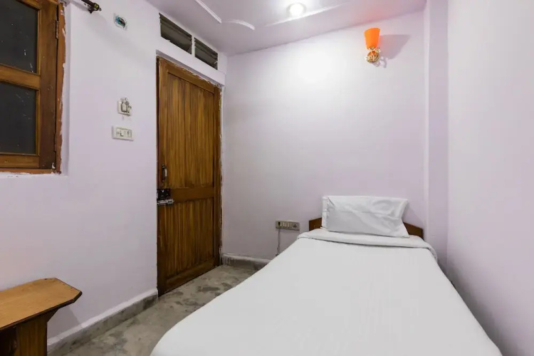 SPOT ON 37708 Hotel Royal Star