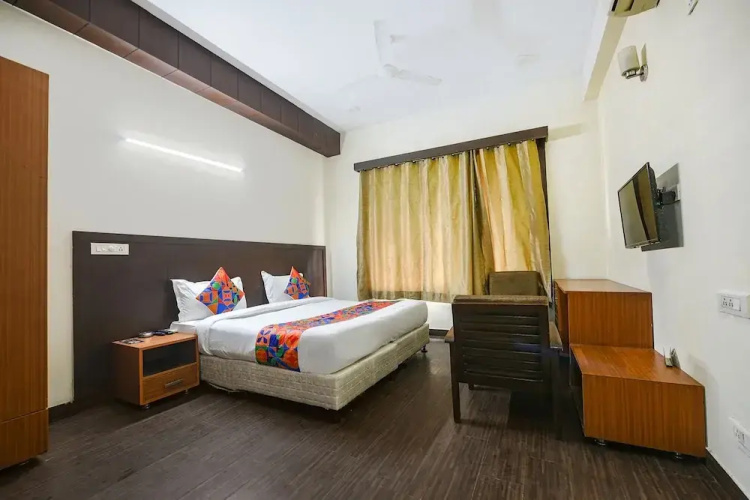 Fabhotel Silver Tree