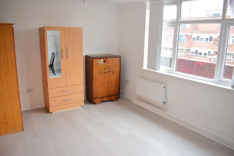 Spacious 3 Bedroom Shadwell Flat