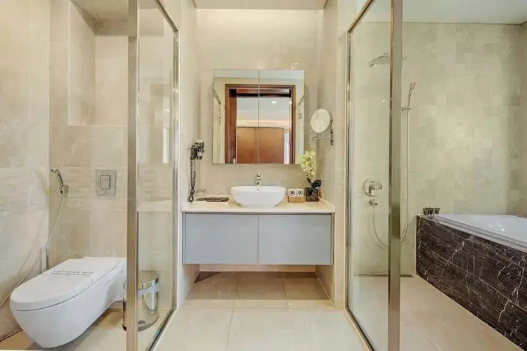 Luxe 6BR Beachfront Villa: Group Getaway Haven