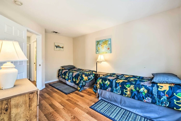 4 Bedrooms Apartment