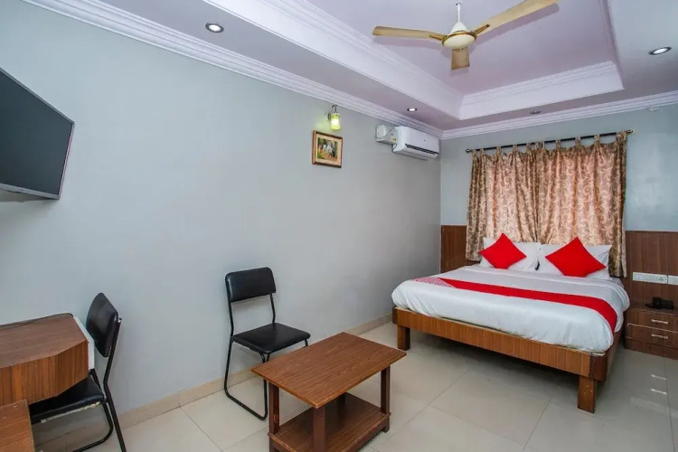 OYO Flagship 18338 White Fort