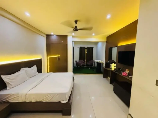 Deluxe Double room with city view