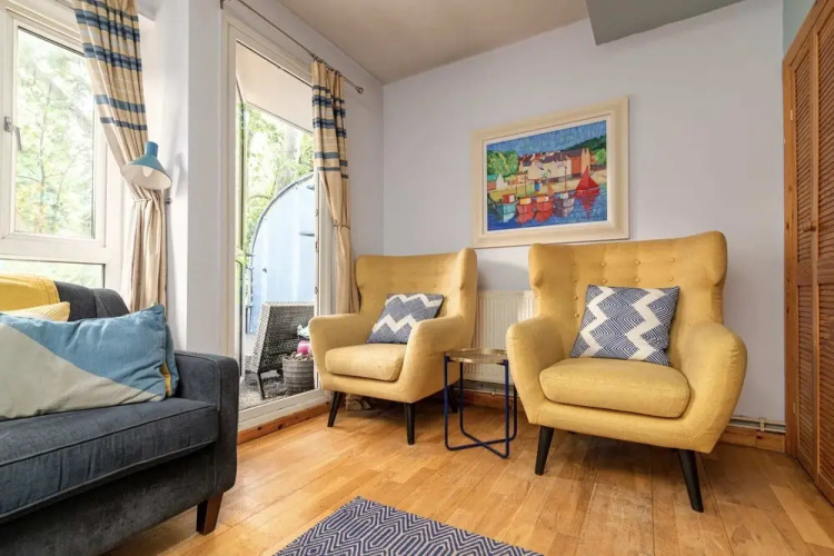 Charming 1BR Highbury Flat With Balcony