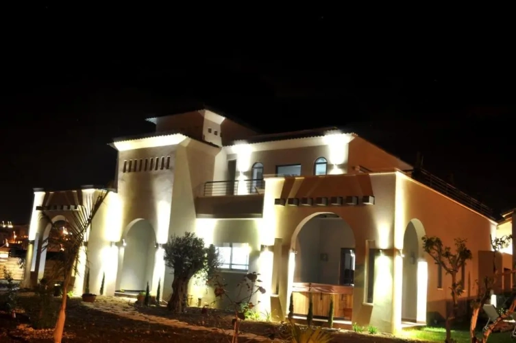4 Bedrooms Villa