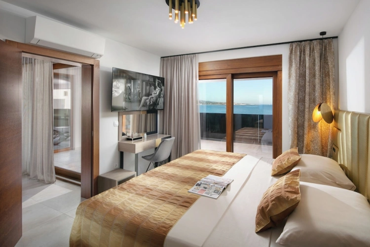 4 Bedrooms Apartment with sea view