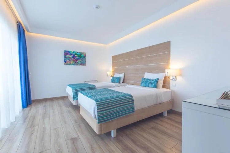 Standard Twin room with partial sea view