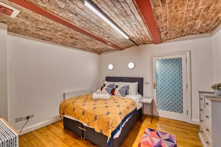 Host Stay The Basement on the Tything