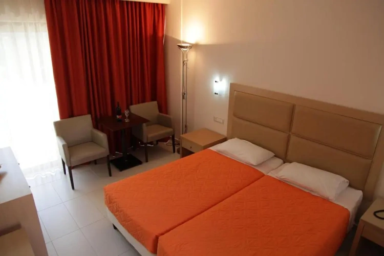 Standard Twin room with garden view