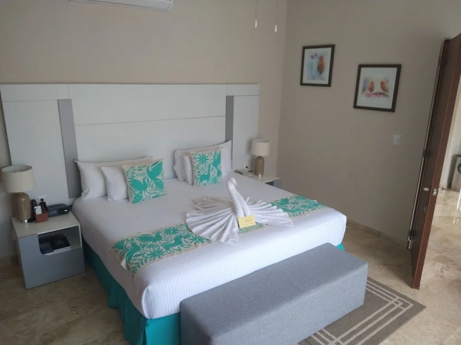 Suite with balcony and with pool view