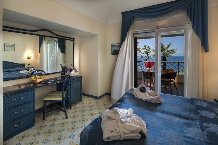 Comfort Double room with balcony and with sea view
